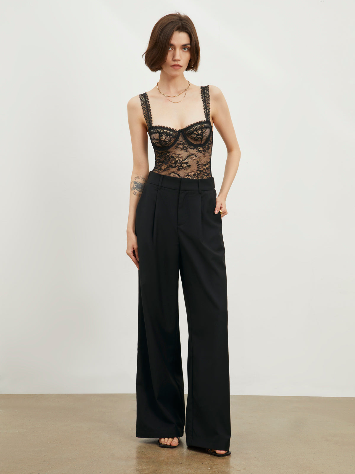 Yarı Şeffaf Çiçekli Dantel Büstiyer Bodysuit
