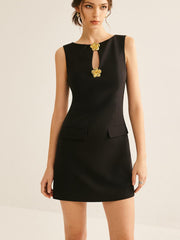 Altın Renkli Çiçek Broşlu Kesik Kolsuz Elbise