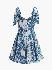 Çiçek Desenli Bağcıklı Kalp Yaka Elbisesi