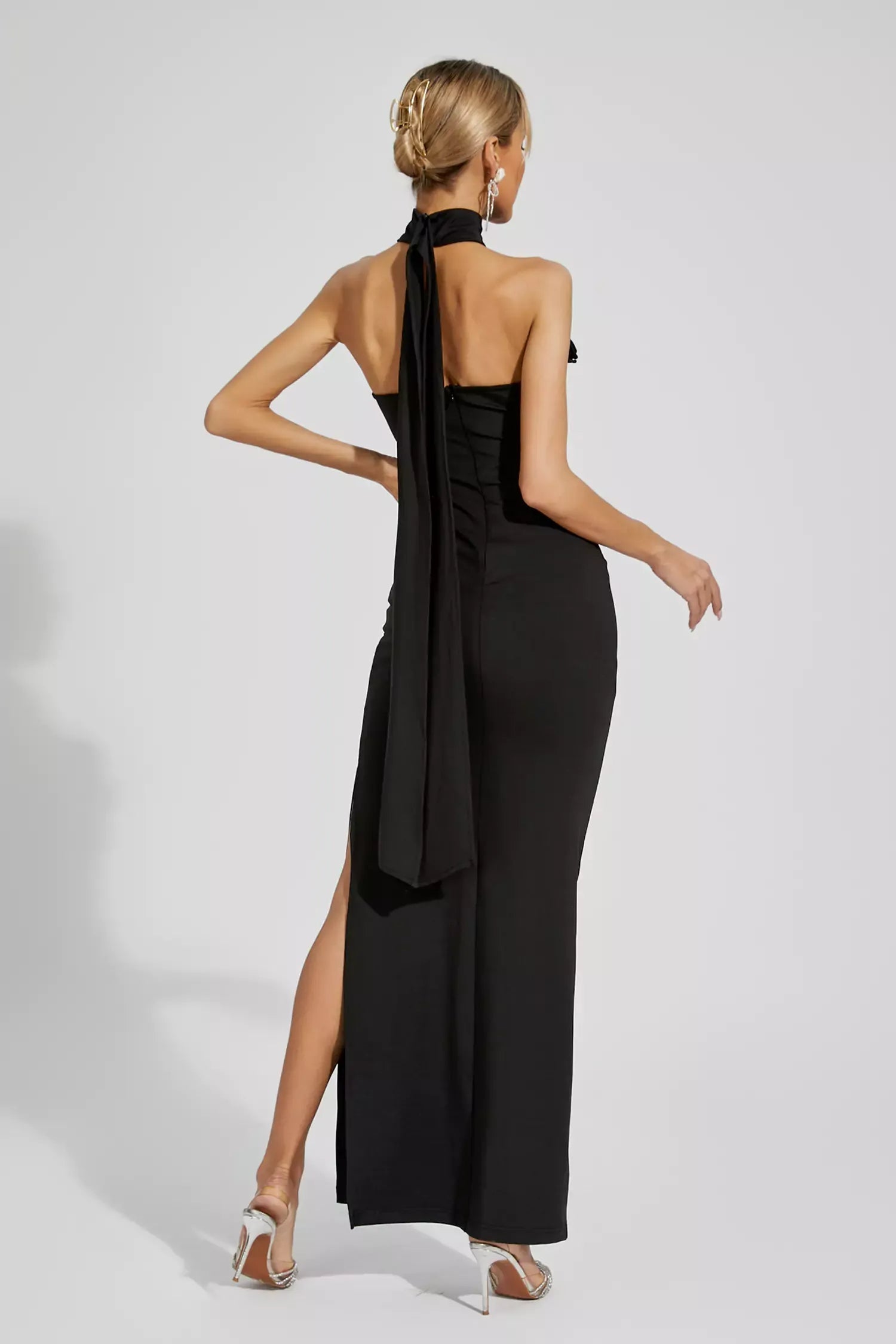 Natalie Siyah Çiçekli Fırfırlı Halter Maxi Elbisesi