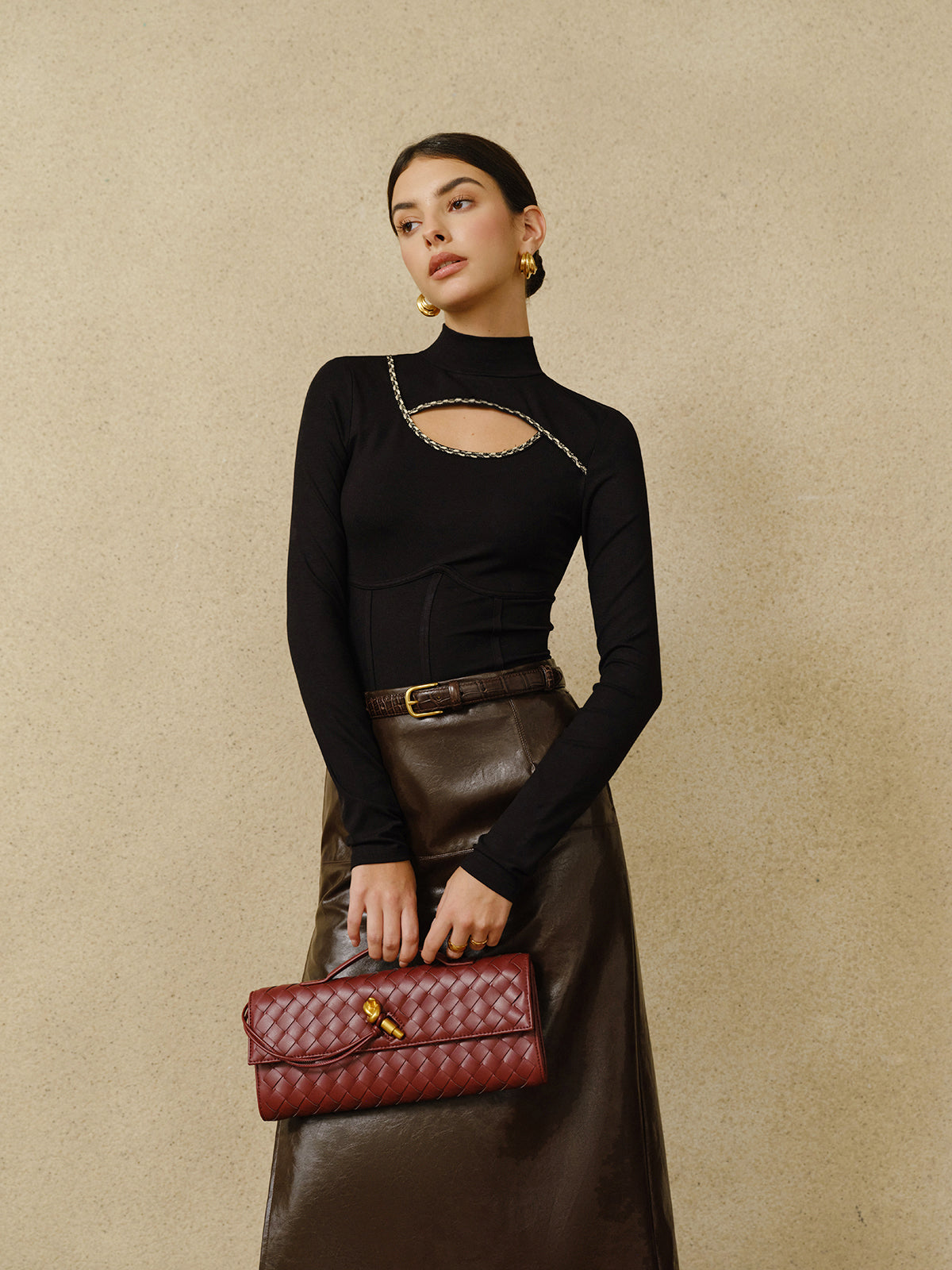 Kontrast Kenarlı Kesim Detaylı Üst