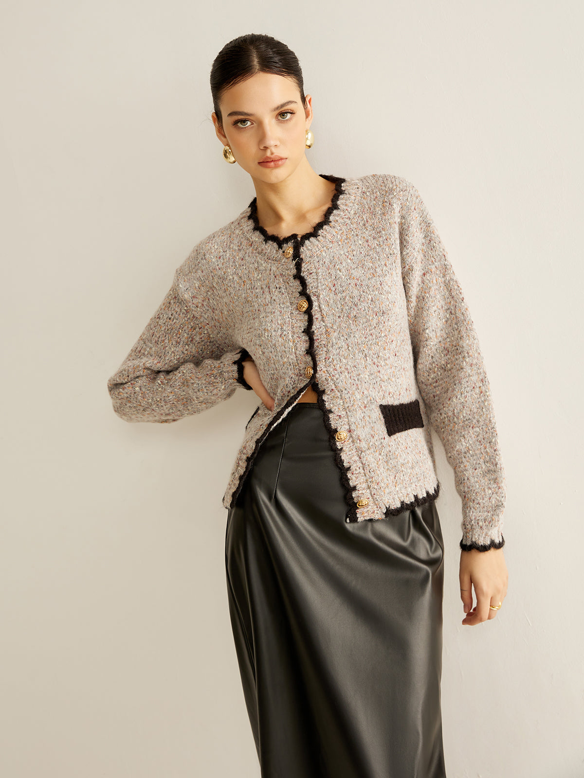 Çok Amaçlı Kontrast Kenarlı Düğmeli Hırka