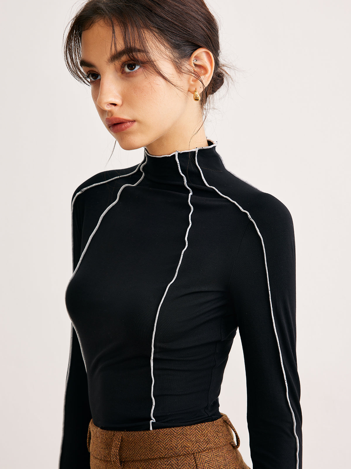 Marul Kenarlı Kontrast Dikişli Dar Kesim Tişört