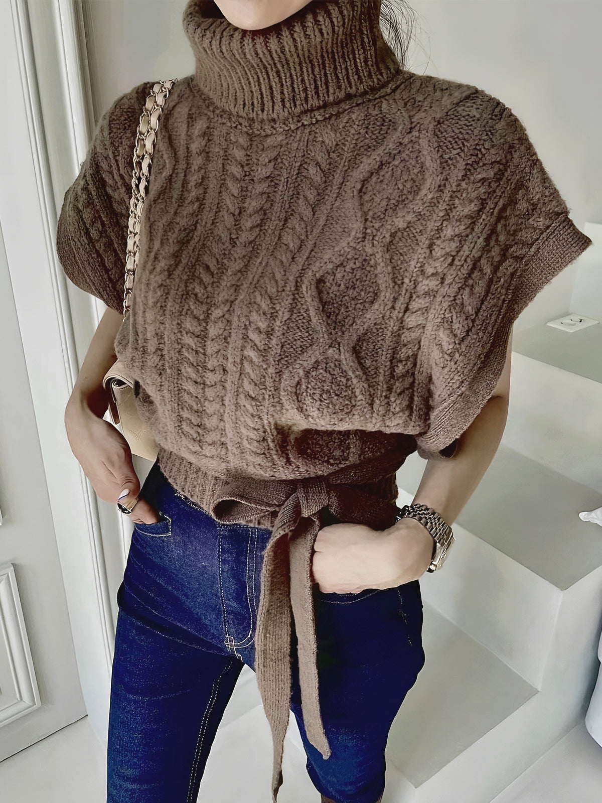 Yüksek Yaka Bağlı Süveter