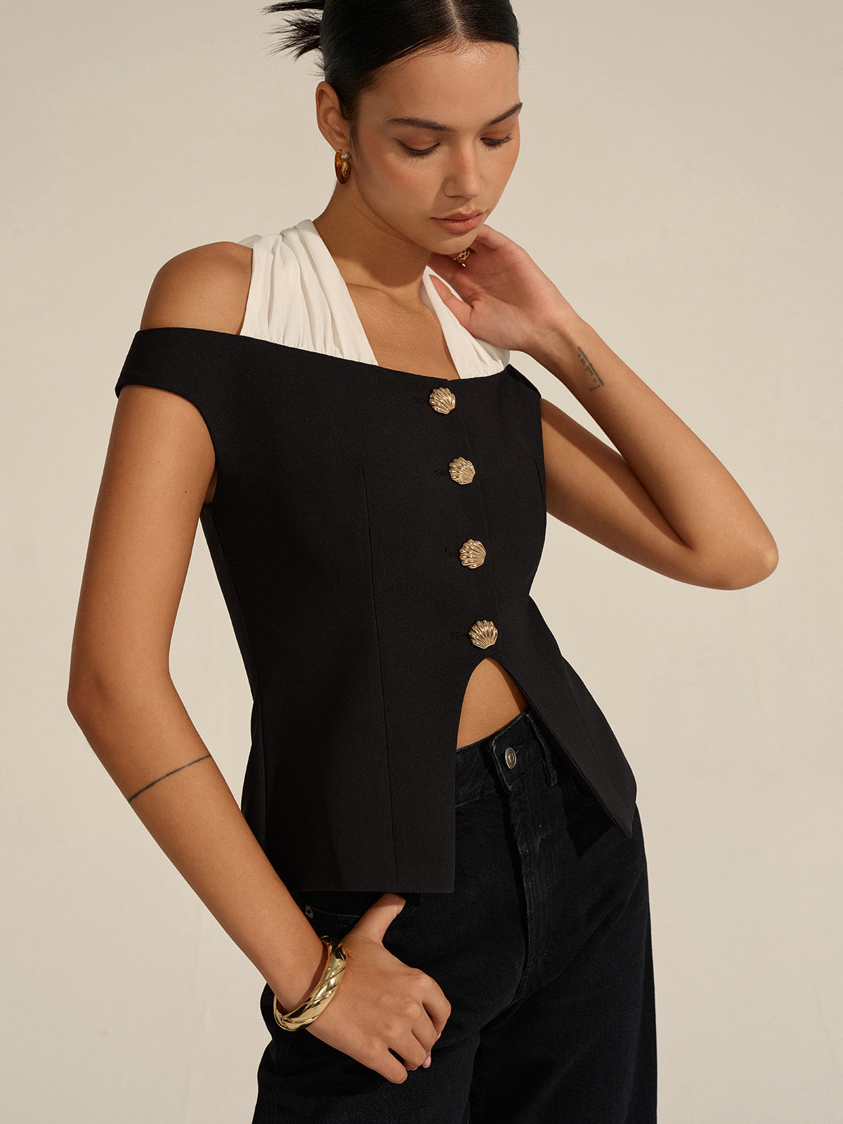 Omuzları Açık Halter Yaka Bluz