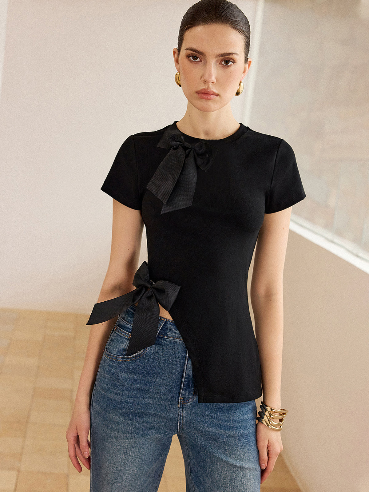 Asimetrik Kenarlı Üç Boyutlu Fiyonk Detaylı Bluz